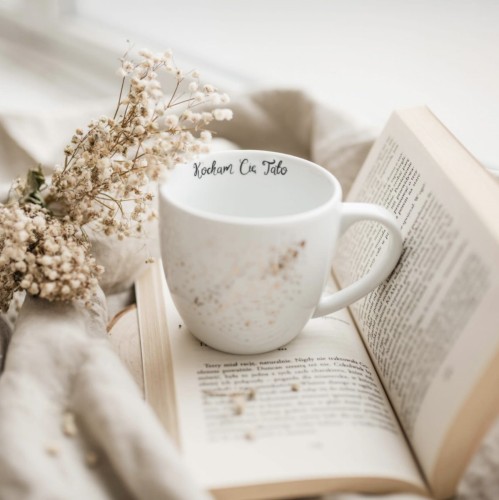 Biały kubek porcelanowy 300 ml - napis kocham Cię tato z motywem nakrapiania dla taty na Dzień Ojca