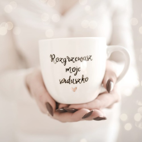 Biały kubek porcelanowy nadzwyczajnie.mom ze złotym sercem i napisem Rozgrzewasz moje serduszko — 300 ml