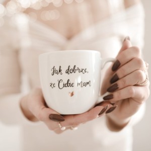 Biały kubek porcelanowy 300 ml - napis jak dobrze że Ciebie mam ze złotym sercem dla partnerki na Walentynki