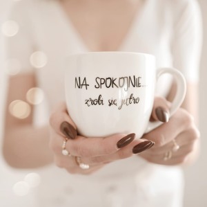 Biały kubek porcelanowy 300 ml - napis na spokojnie zrobi się jutro dla niej na urodziny