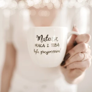 Biały kubek porcelanowy z personalizacją 300 ml - personalizacja  imienia z napisem Praca z Tobą była przyjemnością dla współpracownika na pożegnanie