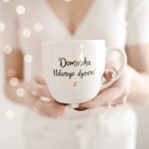 Biały kubek porcelanowy nadzwyczajnie.mom ze złotym sercem i napisem Imię + Udanego dyżuru! — 300 ml