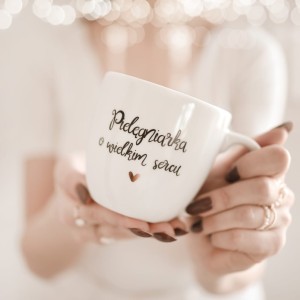 Biały kubek porcelanowy 300 ml - napis Pielęgniarka o wielkim sercu ze złotym sercem dla pielęgniarki na Dzień Pielęgniarki