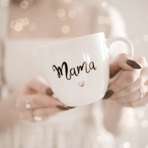 Biały kubek porcelanowy 300 ml - napis mama ze złotym sercem dla mamy na Dzień Matki