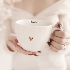 Biały Kubek Porcelanowy 500 ml - Napis Mamo na Dnie i Złote Serce dla Mamy na Dzień Matki