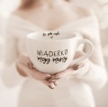 Biały kubek porcelanowy 500 ml - zabawny napis wiaderko mojej mamy dla mamy na Dzień Mamy Biały kubek porcelanowy nadzwyczajnie.mom ze złotym zdobieniem i napisem Wiaderko mojej mamy — 500 ml