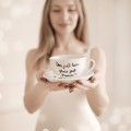 Biała filiżanka porcelanowa ze spodkiem 250 ml - napis Dom jest tam gdzie jest mama ze złotym sercem dla mamy na Dzień Matki Biały filiżanka porcelanowa nadzwyczajnie.mom ze złotym sercem i napisem ze spodkiem - Dom jest tam, gdzie jest mama — 250 ml