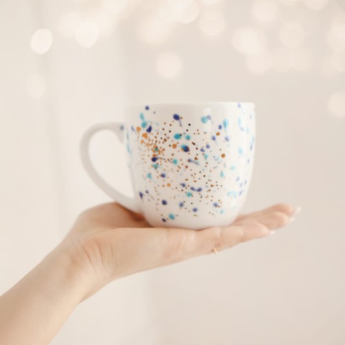 Biały kubek porcelanowy 300 ml - motyw nakrapiany błękitem i złotem dla niego na urodziny