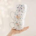 Biały kubek porcelanowy 300 ml - motyw nakrapiany błękitem i złotem dla niego na urodziny Kubek porcelanowy ze złotym zdobieniem Nakrapiany błękitem i złotem nadzwyczajnie.mom — widok z boku na białym tle