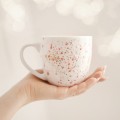 Biały kubek porcelanowy 300 ml - motyw nakrapiany różem i złotem dla niej na urodziny Biały kubek porcelanowy nadzwyczajnie.mom ze złotym zdobieniem i napisem Nakrapiany różem i złotem — 300 ml