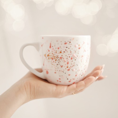 Biały kubek porcelanowy 300 ml - motyw nakrapiany różem i złotem dla niej na urodziny