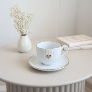 Biała ryflowana filiżanka porcelanowa 200 ml ze spodkiem - motyw złotego serca dla niej na urodziny