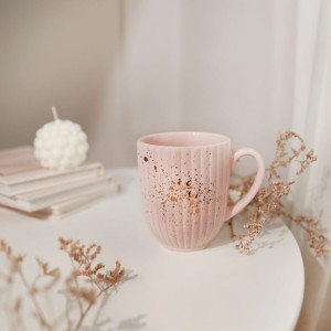 Różowy ryflowany kubek porcelanowy 300 ml - motyw nakrapiany złotem dla niej na urodziny