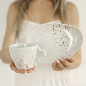 Biała asymetryczna filiżanka porcelanowa 200 ml ze spodkiem - motyw nakrapiany złotem dla niej na urodziny