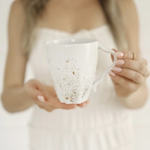 Biały asymetryczny kubek porcelanowy 300 ml - motyw nakrapiany złotem dla niej na urodziny