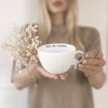 Personalizowany zestaw imbryk i filiżanka 280 ml ze spodkiem Eleganckie opakowanie prezentowe filiżanki porcelanowej ze złotym zdobieniem nadzwyczajnie.mom — Personalizowany imbryk i