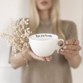Personalizowany zestaw imbryk i filiżanka 280 ml ze spodkiem Filiżanka porcelanowa ze złotym zdobieniem Personalizowany imbryk i ze spodkiem nadzwyczajnie.mom — widok z boku na białym tle