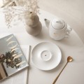 Zestaw imbryk i filiżanka 280 ml ze spodkiem ZŁOTE SERCE Zbliżenie na złote zdobienie serca na białym filiżance porcelanowej imbryk i ze spodkiem nadzwyczajnie.mom