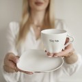 Biała asymetryczna filiżanka porcelanowa z personalizacją ze spodkiem 200 ml -  własna treść dla bliskiej osoby na każdą okazję Biały filiżanka porcelanowa nadzwyczajnie.mom ze złotym zdobieniem i napisem Personalizowana asymetryczna filiżanka ze
