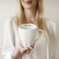 Biały asymetryczny kubek porcelanowy z personalizacją 300 ml  Personalizowany kubek porcelanowy ze złotym zdobieniem jako idealny prezent — porcelana premium nadzwyczajnie.mom