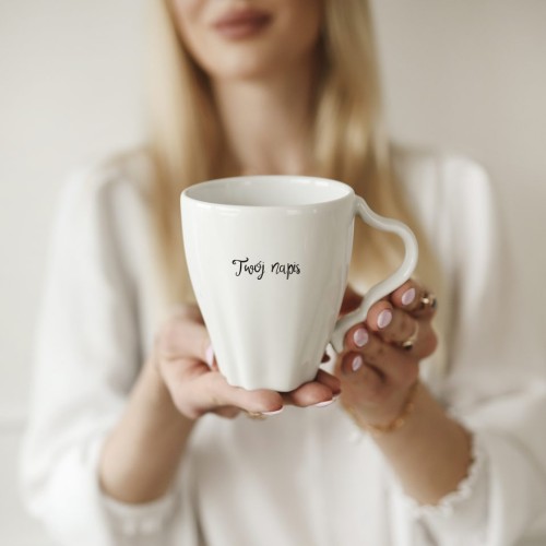 Biały asymetryczny kubek porcelanowy z personalizacją 300 ml 