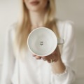 Biały asymetryczny kubek porcelanowy z personalizacją 300 ml  Biały kubek ze złotym zdobieniem nadzwyczajnie.mom Personalizowany asymetryczny — porcelana premium 300 ml