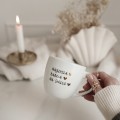 Kubek 300 ml - NAJLEPSZA BABCIA NA ŚWIECIE ZŁOTE SERCA Zbliżenie na złote zdobienie na białym kubku porcelanowym NAJLEPSZA BABCIA NA ŚWIECIE ZŁOTE SERCA nadzwyczajnie.mom