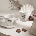 Biała Asymetryczna Filiżanka Porcelanowa ze Spodkiem 200 ml - Napis Dzień Mężu Żono ze Złotym Sercem dla Męża na Rocznicę Ślubu Zbliżenie na złote zdobienie serca na białym filiżance porcelanowej Biała Asymetryczna Filiżanka Porcelanowa ze Spodkiem