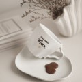 Biała Asymetryczna Filiżanka Porcelanowa ze Spodkiem 200 ml - Napis Dzień Mężu Żono ze Złotym Sercem dla Męża na Rocznicę Ślubu Filiżanka porcelanowa ze złotym zdobieniem Biała Asymetryczna Filiżanka Porcelanowa ze Spodkiem 200 ml - Napis Dzień Mężu