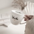 Biały Kubek Porcelanowy 300 ml - Napis Dzień Dobry Skarbie ze Złotym Sercem dla Ukochanej Osoby na Rocznicę Biały kubek porcelanowy nadzwyczajnie.mom ze złotym zdobieniem i napisem Biały Kubek Porcelanowy 300 ml - Napis Dzień