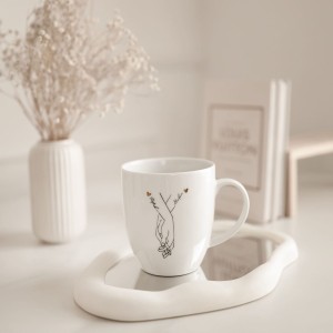 Biały Kubek Porcelanowy z Personalizacją 380 ml - Splecione Dłonie z Imionami i Serduszkami dla Pary na Każdą Okazję