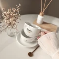 Zestaw 2 białych filiżanek porcelanowych 250 ml ze spodkami - motyw złotego serca z napisem Mój dom to Ty dla pary na rocznicę związku 3P4A9232.webp
