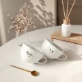Zestaw 2 białych filiżanek porcelanowych 250 ml ze spodkami - motyw złotego serca z napisem Mój dom to Ty dla pary na rocznicę związku 3P4A9235.webp