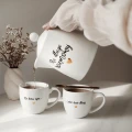 Biały dzbanek porcelanowy 1 litra - motyw złotego serca z napisem Na długie rozmowy dla bliskiej osoby na urodziny 3P4A9133.webp
