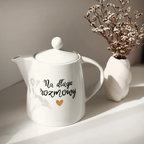 Biały dzbanek porcelanowy 1 litra - motyw złotego serca z napisem Na długie rozmowy dla bliskiej osoby na urodziny