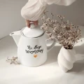 Biały dzbanek porcelanowy 1 litra - motyw złotego serca z napisem Na długie rozmowy dla bliskiej osoby na urodziny 3P4A9137.webp
