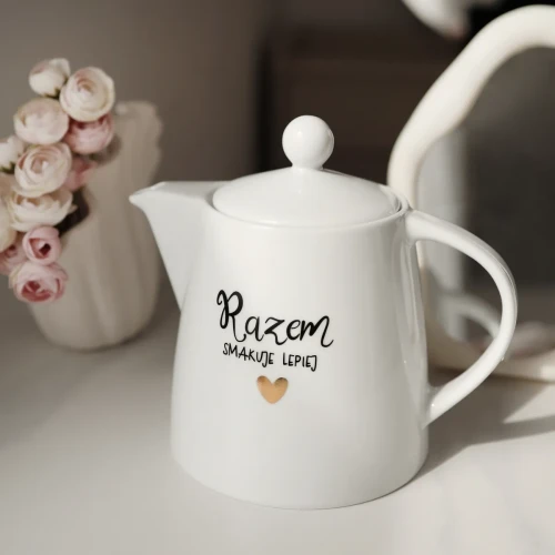 Biały dzbanek porcelanowy 1 litra - motyw złotego serca z napisem Razem smakuje lepiej dla pary na walentynki
