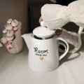 Biały dzbanek porcelanowy 1 litra - motyw złotego serca z napisem Razem smakuje lepiej dla pary na walentynki 3P4A9169.webp