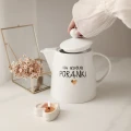 Biały dzbanek porcelanowy 1 litra - motyw złotego serca z napisem Na wspólne poranki dla małżeństwa na rocznicę ślubu 3P4A9205.webp