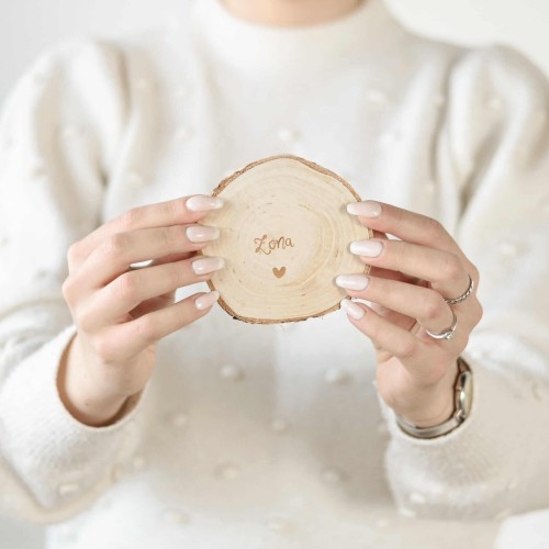 Biały kubek porcelanowy nadzwyczajnie.mom ze złotym zdobieniem i napisem Podkładka drewniana pod kubek - Żona