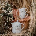 Zestaw - biały dzbanek porcelanowy do dialogu 1 litr i 2 białe kubki porcelanowe 300 ml - złoty napis żona i mąż dla małżeństwa na rocznicę ślubu Zbliżenie na złote zdobienie na białym zestawie porcelanowym Dzbanek do dialogu 1 litr, 2 kubki 300 ml żona mąż ZŁOTY