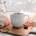Biały Kubek Porcelanowy 300 ml - Napis Wdech Wydech i Złote Serce dla Miłośników Jogi na Urodziny Biały kubek ze złotym sercem nadzwyczajnie.mom Biały Kubek Porcelanowy 300 ml - Napis Wdech Wydech i dla Miłośników Jogi
