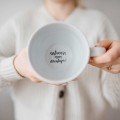 Biały kubek porcelanowy 500 ml - pytanie zostaniesz moim chrzestnym ze złotym sercem i napisem na dnie dla przyszłego chrzestnego na chrzciny Biały kubek porcelanowy nadzwyczajnie.mom ze złotym sercem i napisem + Zostaniesz moim chrzestnym? NAPIS NA DNIE — 500 ml
