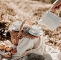 Zestaw Białej Porcelany 1 litra i 250 ml - Dzbanek i 2 Filiżanki z Napisem Mąż i Żona oraz Złotym Sercem na Ślub dla Pary Eleganckie opakowanie prezentowe filiżanki porcelanowej ze złotym zdobieniem nadzwyczajnie.mom — Białej Porcelany 1 litra