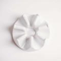 Biały porcelanowy podgrzewacz do dzbanka - akcesorium do serwowania herbaty dla miłośników ciepłych napojów na parapetówkę Produkt porcelanowy ze złotym zdobieniem Podgrzewacz do dzbanka nadzwyczajnie.mom — widok z boku na białym tle