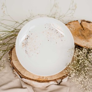 Biały talerz porcelanowy deserowo-śniadaniowy 20 cm - nakrapiany złotem dla miłośnika elegancji na parapetówkę