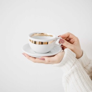 Biała filiżanka porcelanowa 250 ml ze spodkiem - okrągłe złote zdobienie dla niej na urodziny