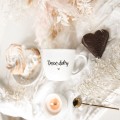 Biały kubek porcelanowy 300 ml - napis dzień dobry misiu i złote serce na rocznicę dla ukochanej osoby Eleganckie opakowanie prezentowe kubka porcelanowego ze złotym sercem nadzwyczajnie.mom — Dzień dobry misiu