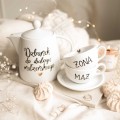 Zestaw 1 Białego Dzbanka Porcelanowego 1 litra i 2 Białych Filiżanek Porcelanowych 250 ml ze Spodkami - Napis Żona Mąż z Motywem Złotego Serca dla Pary Młodej na Ślub Biały filiżanka porcelanowa nadzwyczajnie.mom ze złotym zdobieniem i napisem 1 Białego Dzbanka Porcelanowego 1 litra i 2
