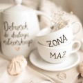 Zestaw 1 Białego Dzbanka Porcelanowego 1 litra i 2 Białych Filiżanek Porcelanowych 250 ml ze Spodkami - Napis Żona Mąż z Motywem Złotego Serca dla Pary Młodej na Ślub Zbliżenie na złote zdobienie na białym filiżance porcelanowej 1 Białego Dzbanka Porcelanowego 1 litra i 2 Białych